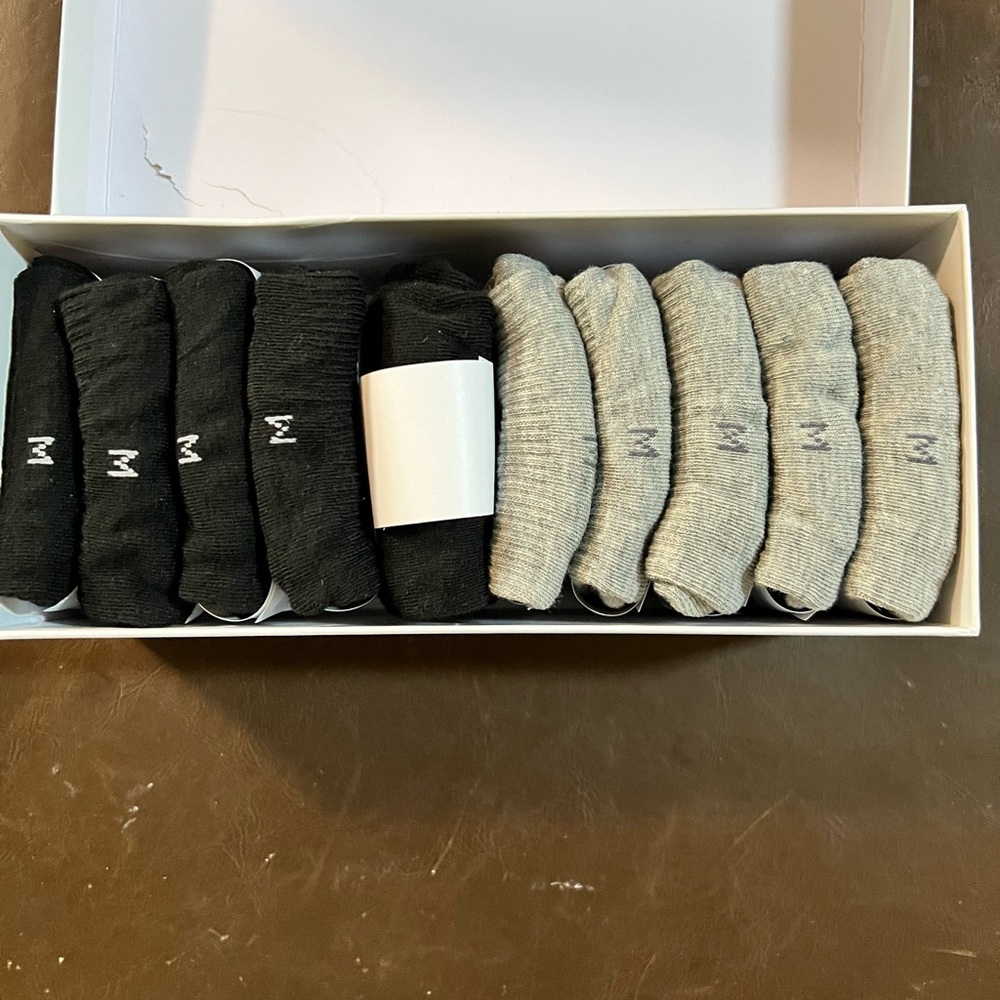 Wander NWT in box no show socks size 6-8 in black and grey. 5 pair each color.